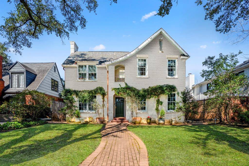 Brimming with color, texture, and thoughtfully curated details, this expanded brick, original Southampton home is a testament to artful living and timeless design. Just minutes from the world-renowned Medical Center, presitgious Rice University & everyone's favorite, Rice Village!