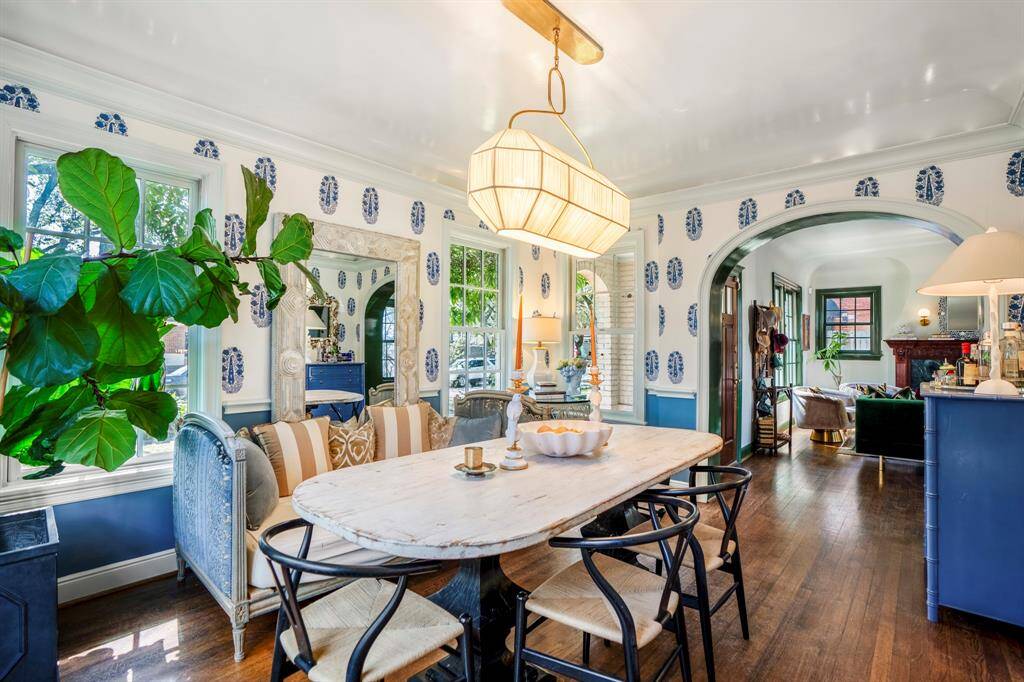 Blue-painted accents and a lacquered ceiling add a fresh, luminous touch to this sophisticated space.
