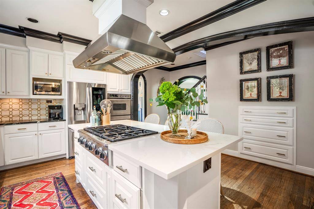 The open layout invites effortless entertaining, where guests can sip wine as dinner comes to life.