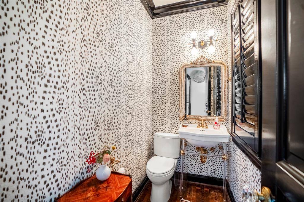 A jewel-box of a powder bath—bold, dramatic, and undeniably chic. Brunschwig & Fils wallpaper makes a statement in this stylish retreat, whilelacquer-painted shutters and trim add depth and contrast to this perfectly curated space. This is not just a bathroom, it’s a conversation starter.