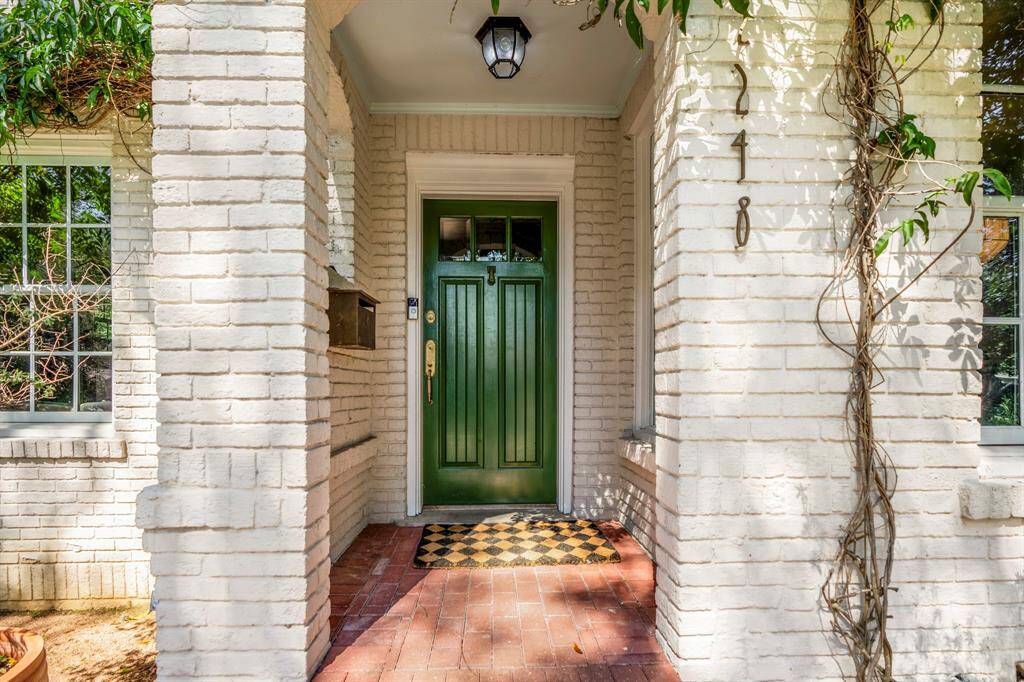 A charming green front door offers a cheerful welcome, hinting at the stunning interiors within.
