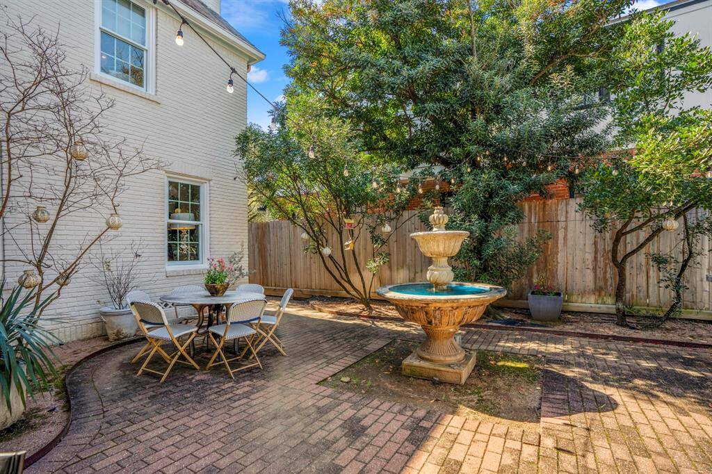 From morning coffee to evening cocktails, this garden-inspired retreat is pure serenity. A seamless extension of the home, where indoor elegance meets outdoor tranquility.