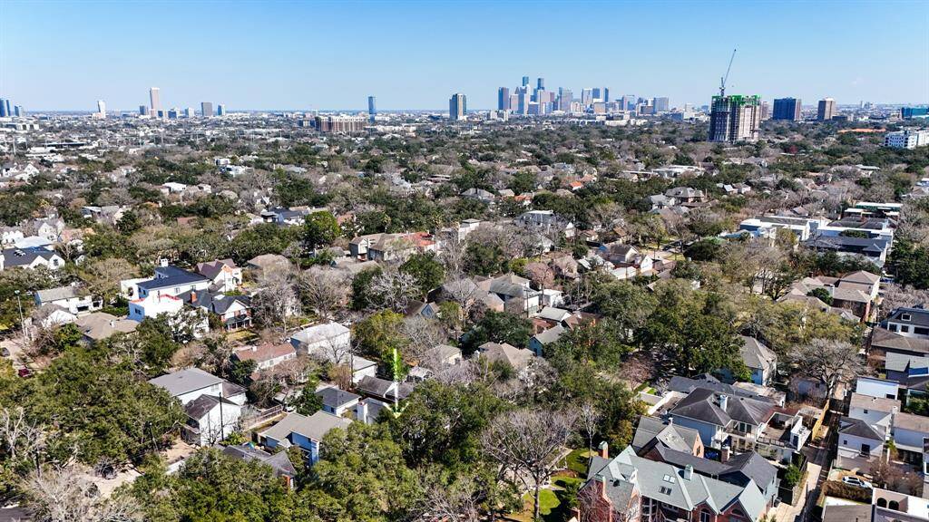 Living in Southampton offers the perfect blend of historic charm and modern convenience, and in this jewel box of a home, you’ll experience the ultimate in comfort, style, and community, just moments away from Houston’s finest dining, shopping, and cultural landmarks. Only 2 short miles from the Texas Medical Center, a 7-minute walk to Rice Village, and a stone's throw from Rice University!