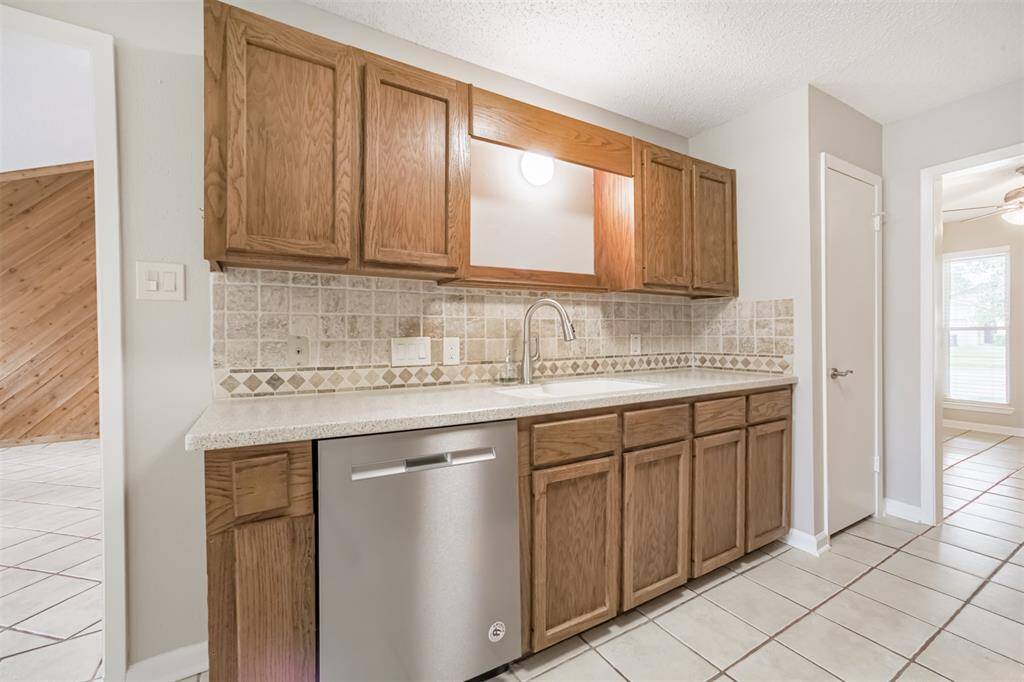 Yes, there is a pantry too!