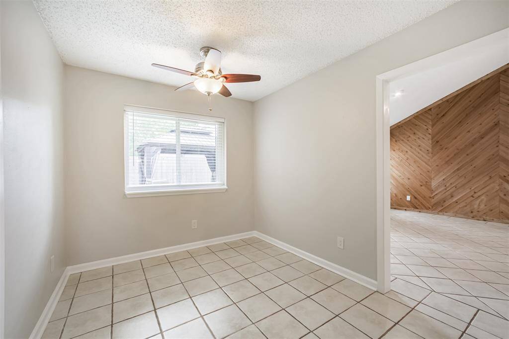 Breakfast area with ceiling fan - keeping the space cool while cooking!