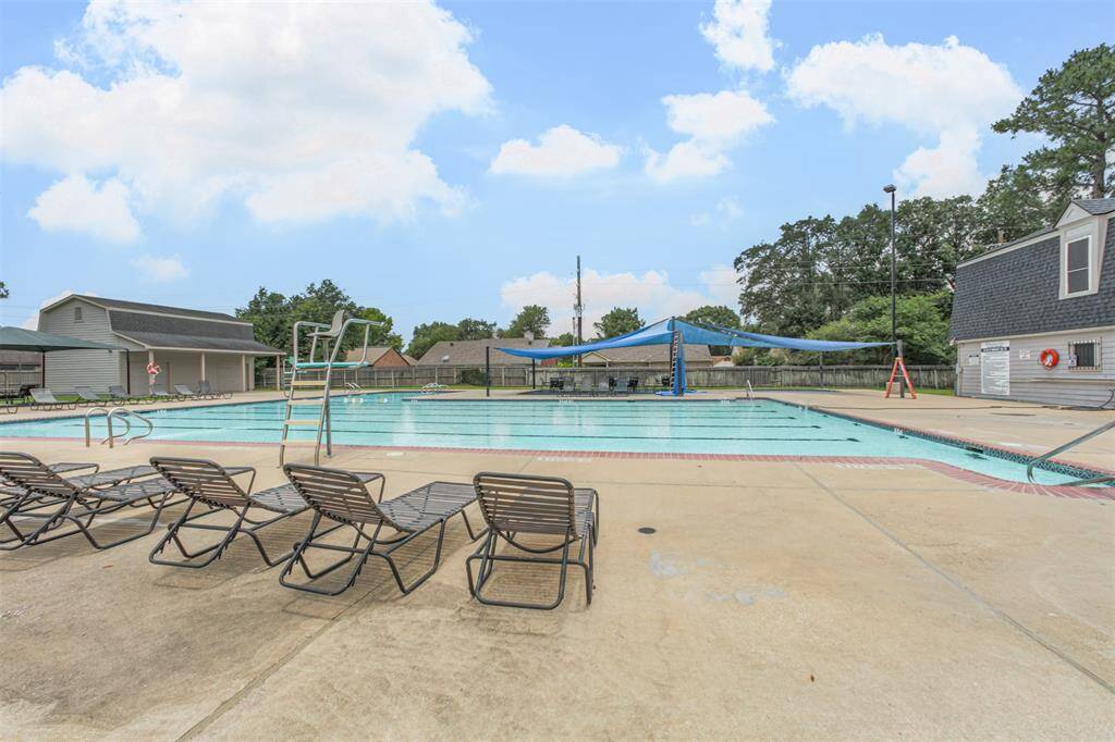 HUGE pool!