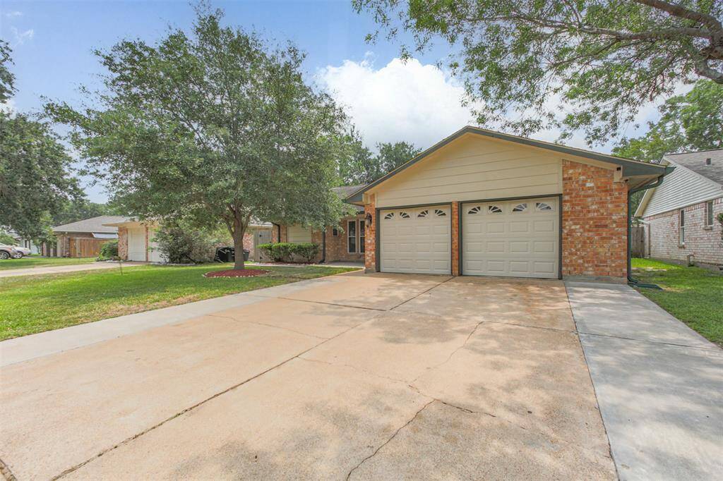Extended sides on the driveway allow for plenty of parking. BTW - new garage doors!