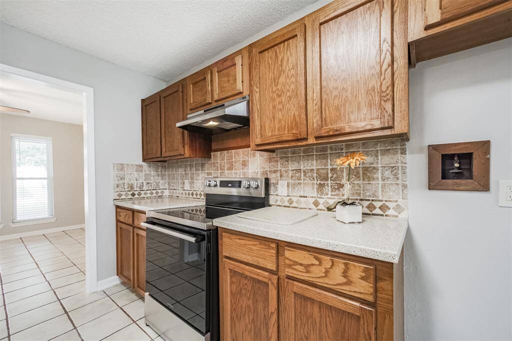 Pretty mosaic backsplash! Even the fridge water line is framed nicely!!