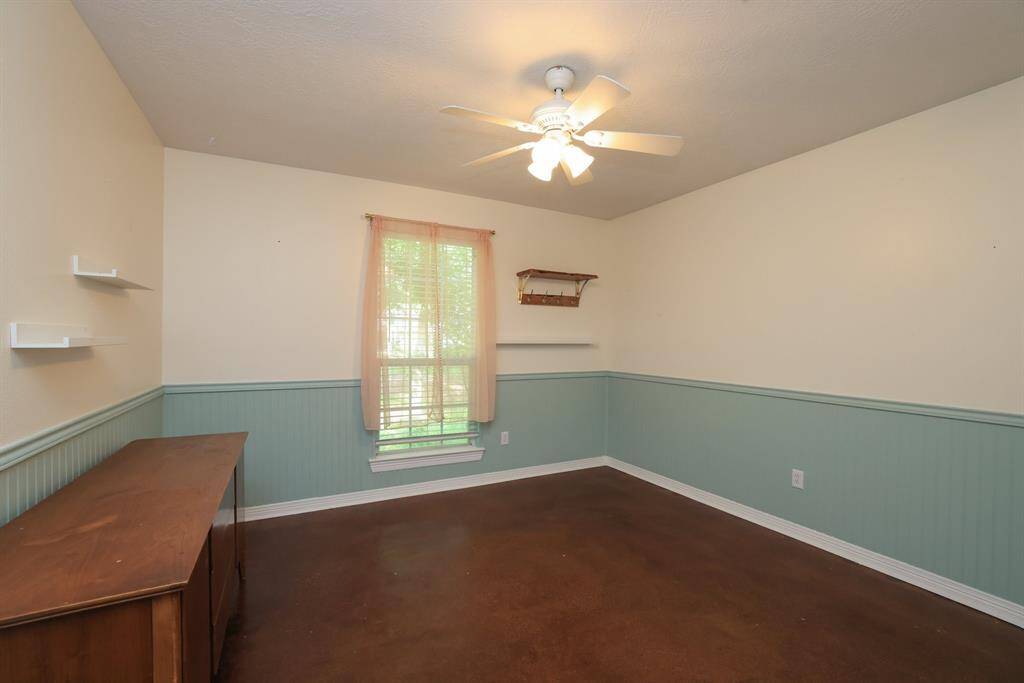 Secondary bathroom with plenty of counterspace and tub/shower combo.