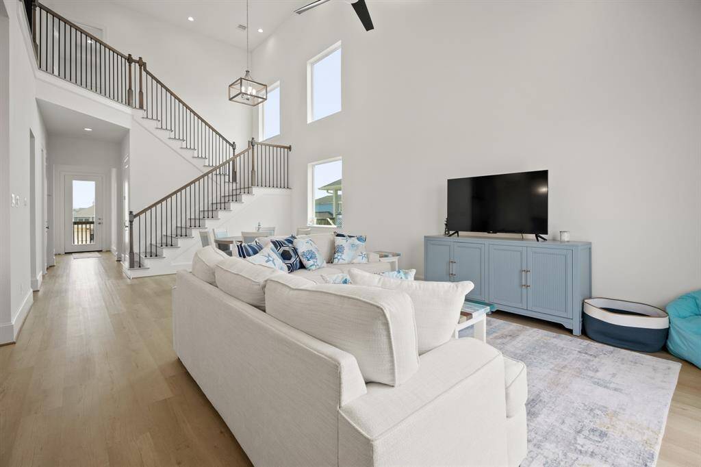Amazing ceiling height with lots of light