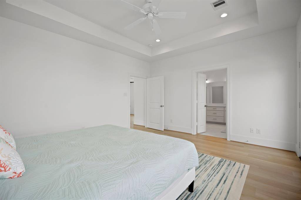 Owner's suite with lots of natural light