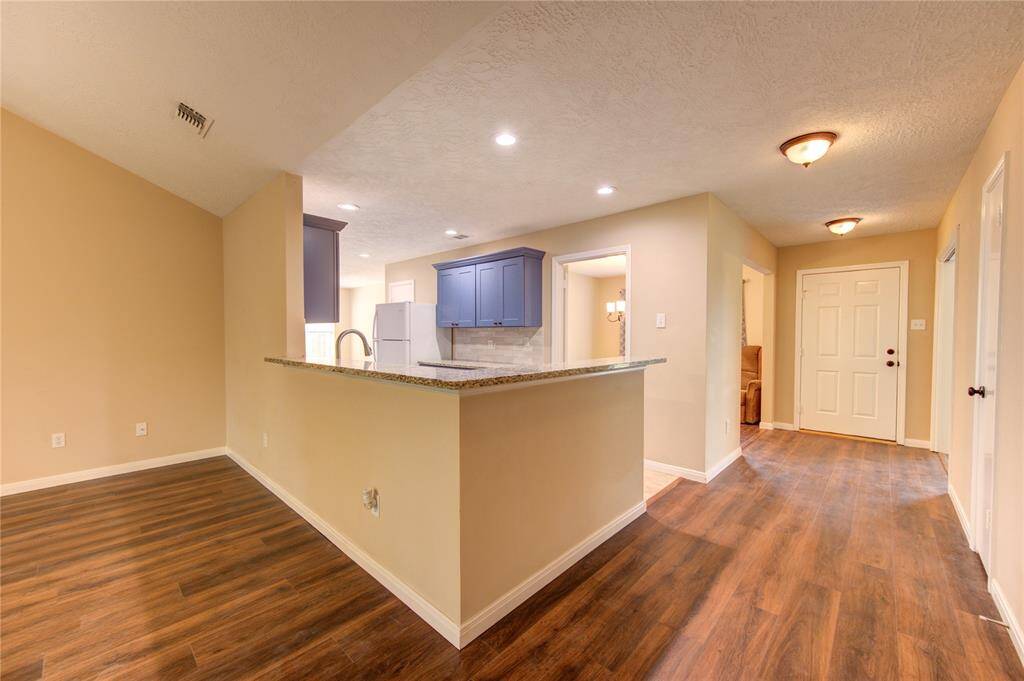 Spacious breakfast bar!