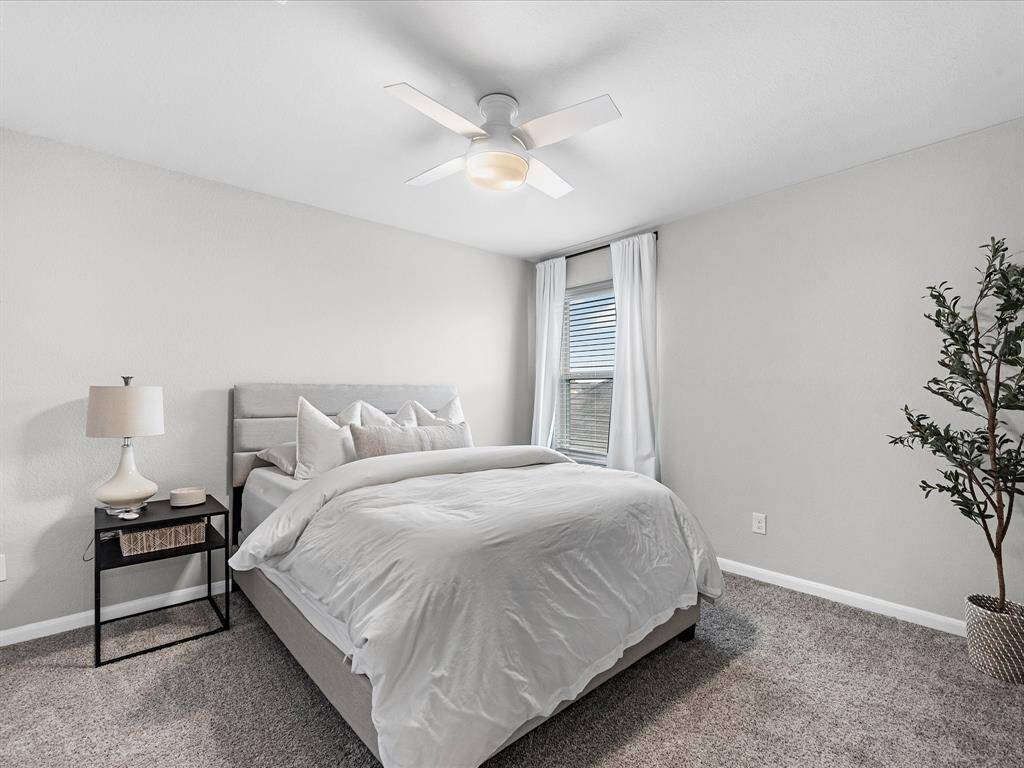 Secondary bedroom with great space.