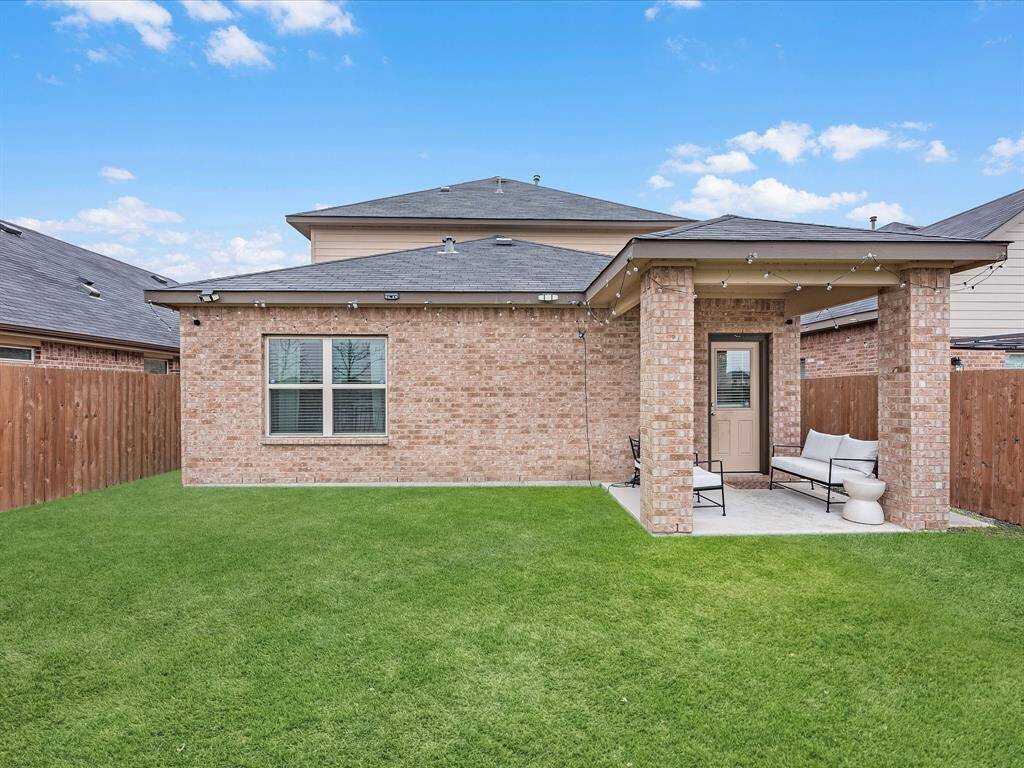 How lovely is this backyard? You have a beautiful lake front view every day, with the perfect sized seating area to relax or bbq with family and friends.