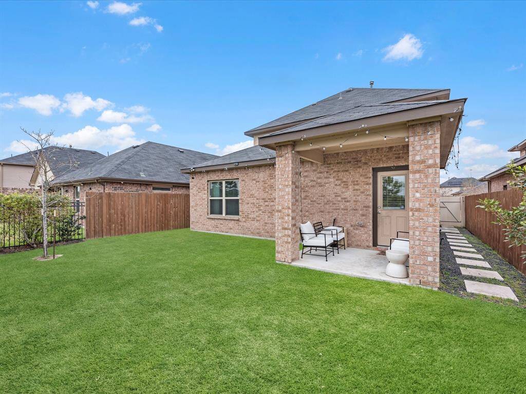 How lovely is this backyard? You have a beautiful lake front view every day, with the perfect sized seating area to relax or bbq with family and friends.
