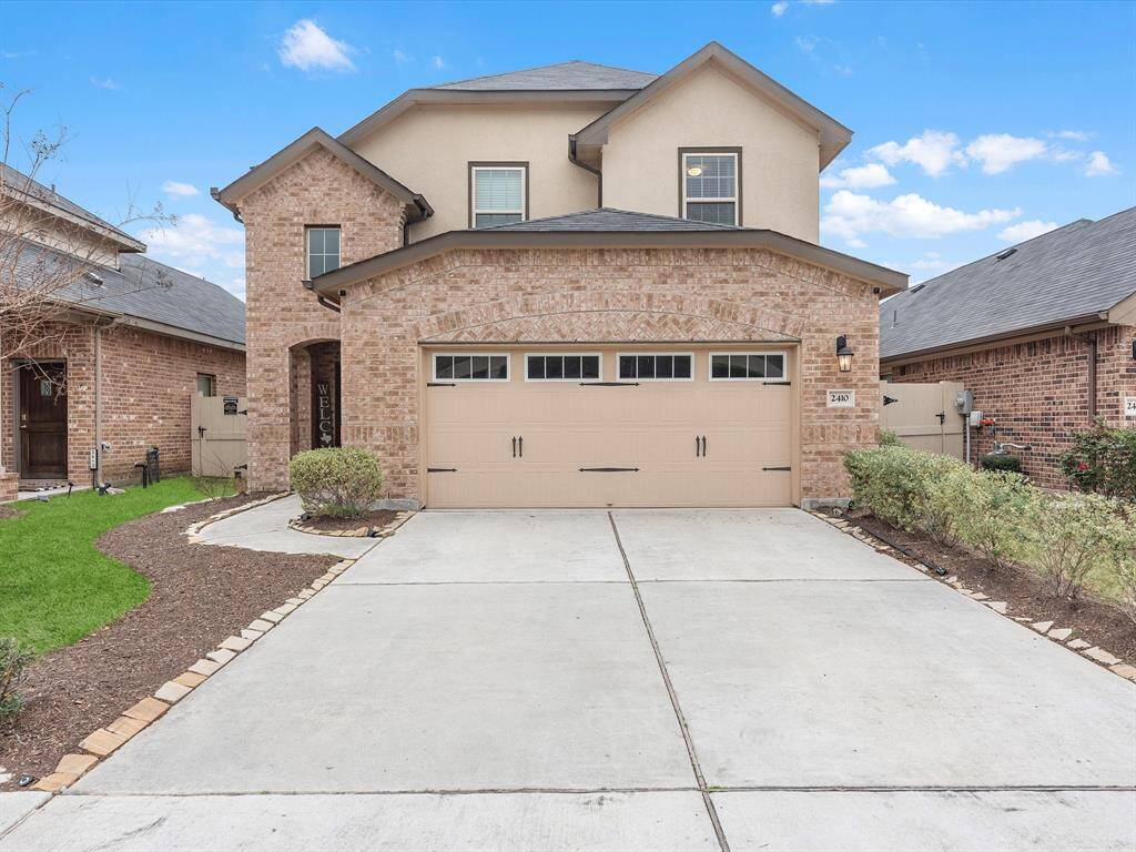 How lovely is this backyard? You have a beautiful lake front view every day, with the perfect sized seating area to relax or bbq with family and friends.