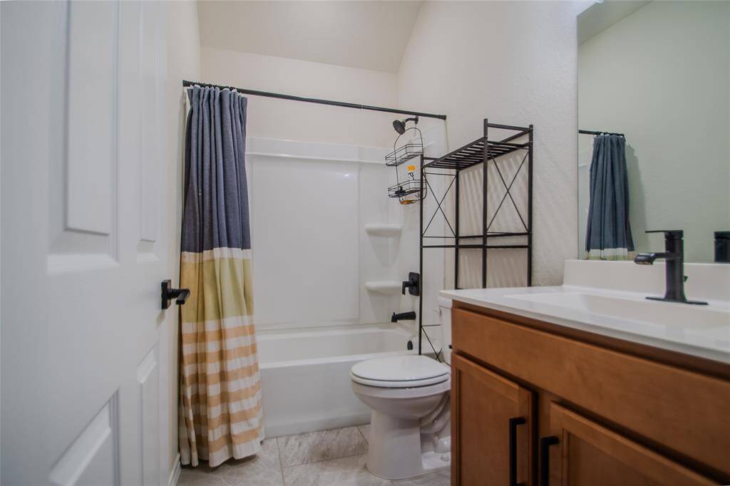 Upstairs bathroom - 9x5