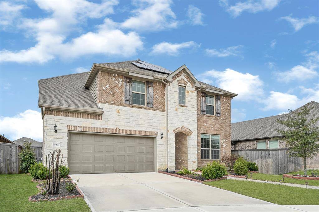 Grand Curb Appeal – A striking first impression with elegant design