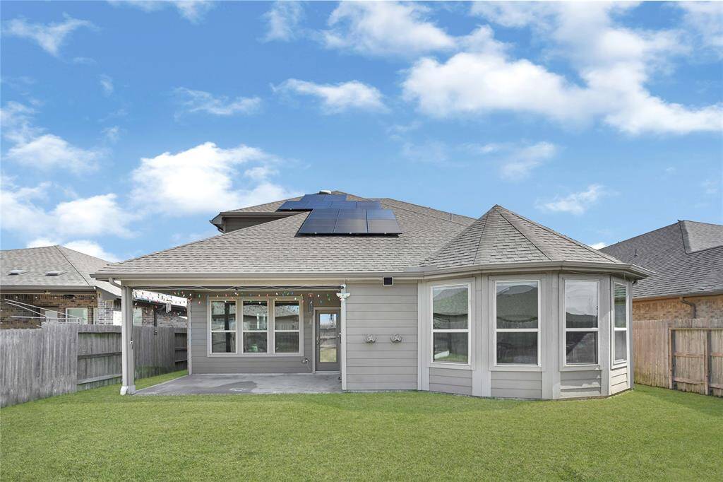 Beautiful Backyard Oasis – Covered patio with a natural gas connection, ideal for your summer kitchen