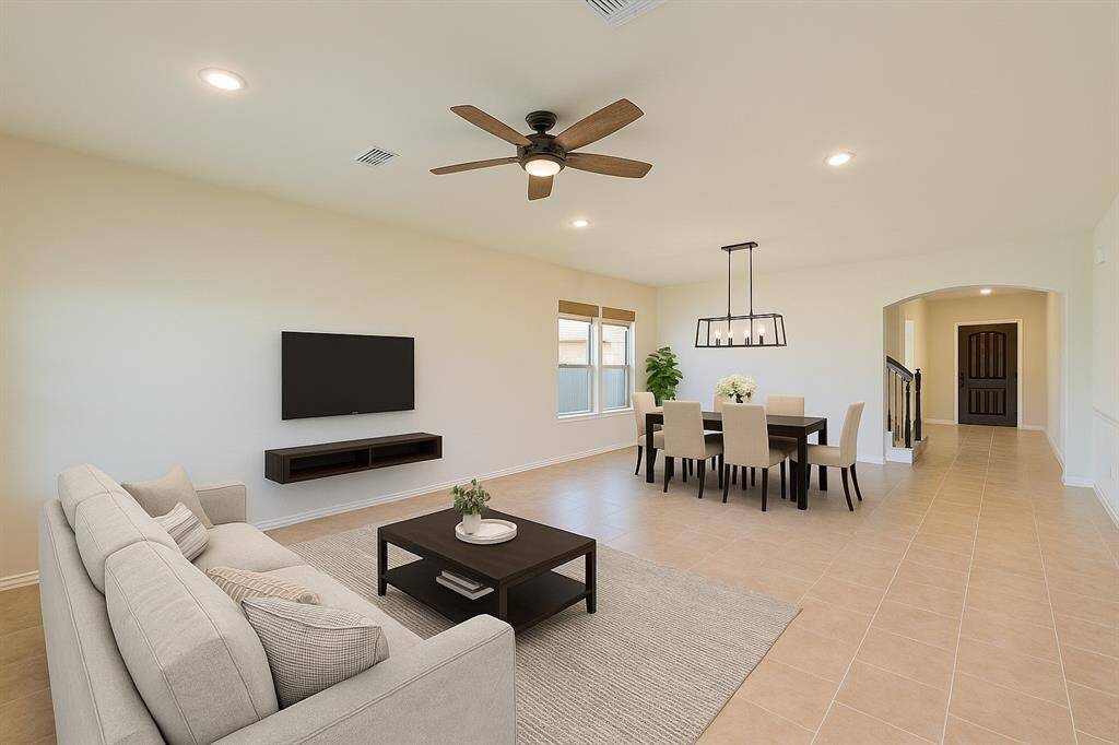 xpansive Dining Area – Accommodates up to eight people, perfect for gatherings