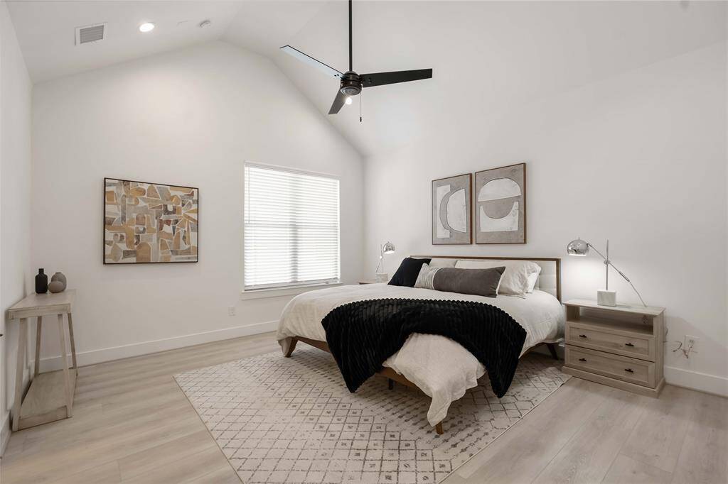 Primary oasis -Lots of natural light- third floor