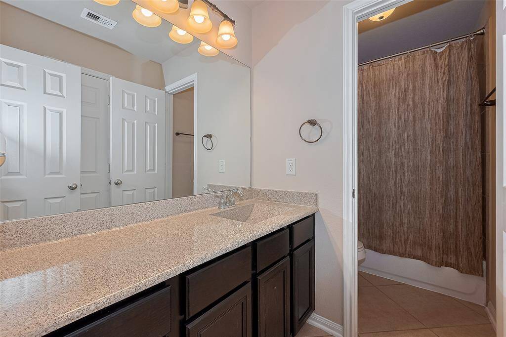 Full secondary bathroom