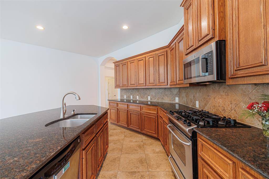The kitchen also features an undermount sink, stainless steel appliances and gas cooking.