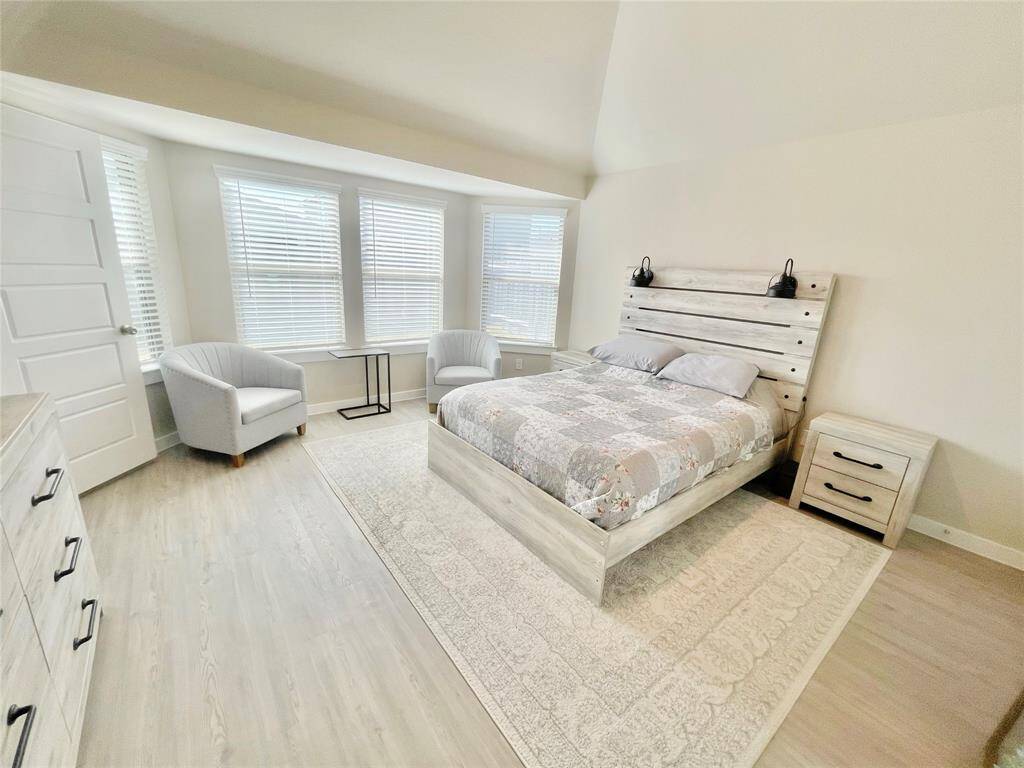 Sitting area and upgraded bay window area. Pretty architectural ceilings make this room feel very spacious.