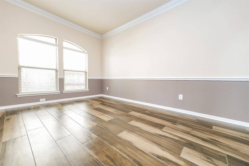 Keep it simple or make it grand, any gatherings in this magnificent dining area will be happily memorable! You've got tremendous wall and floor space for sizeable pieces and favorite accents.