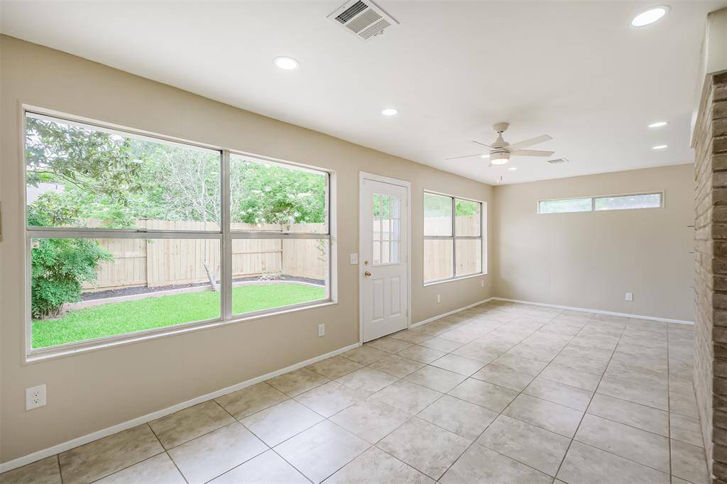Fully enclosed sunroom with HVAC!