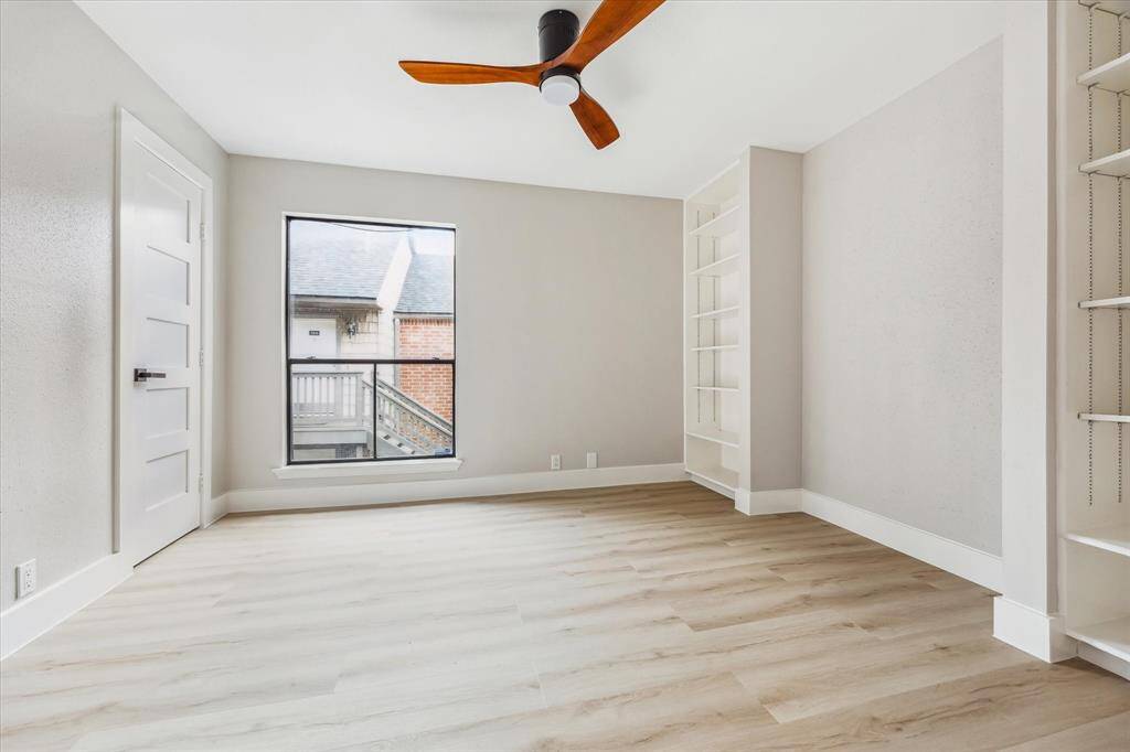 Secondary bedroom offers a closet and bookshelfs.
