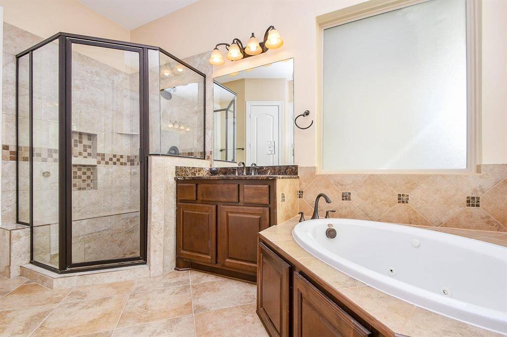 Bright room with high ceilings, featuring light wood flooring and three large windows for natural light. A ceiling fan adds comfort to the space. Ideal for a cozy bedroom or home office.