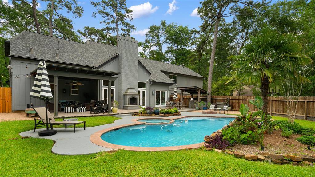 Welcome to 2910 Crossvine Circle! Enjoy this slice of heaven in an upfront location in The Woodlands!