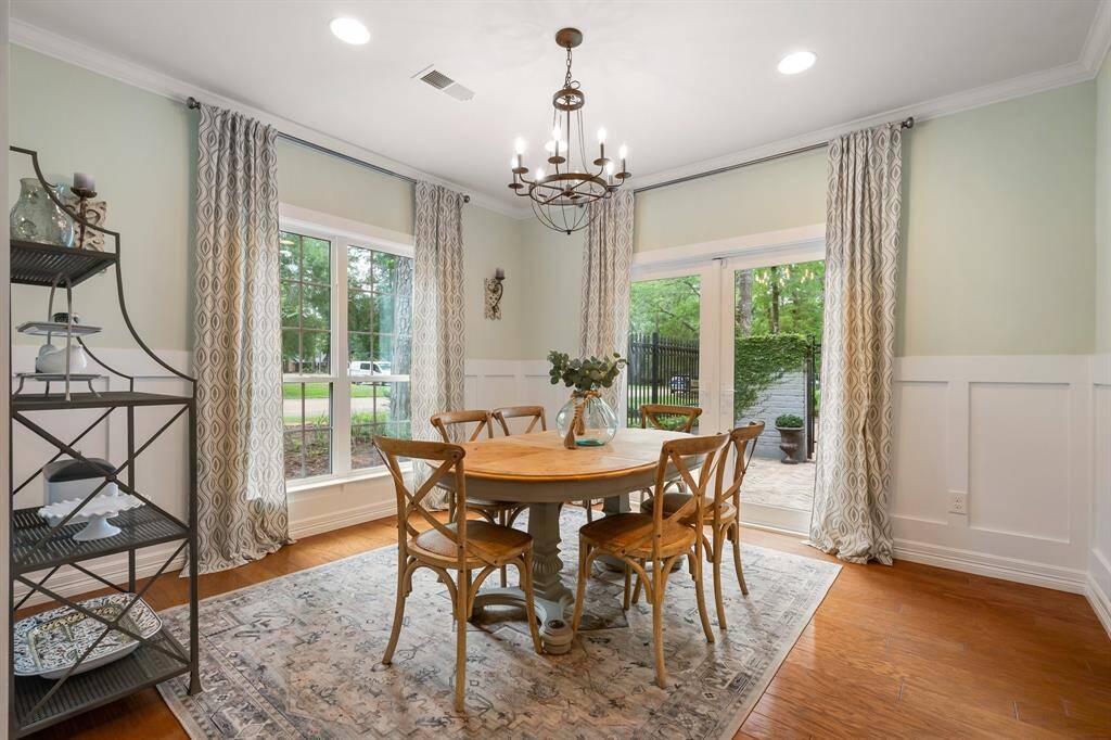 This lovely dining room is perfect for any kind of special occasion!  With a large window and door to the courtyard!  Light flows into this room from different directions.  This room offers a 9 foot ceiling.