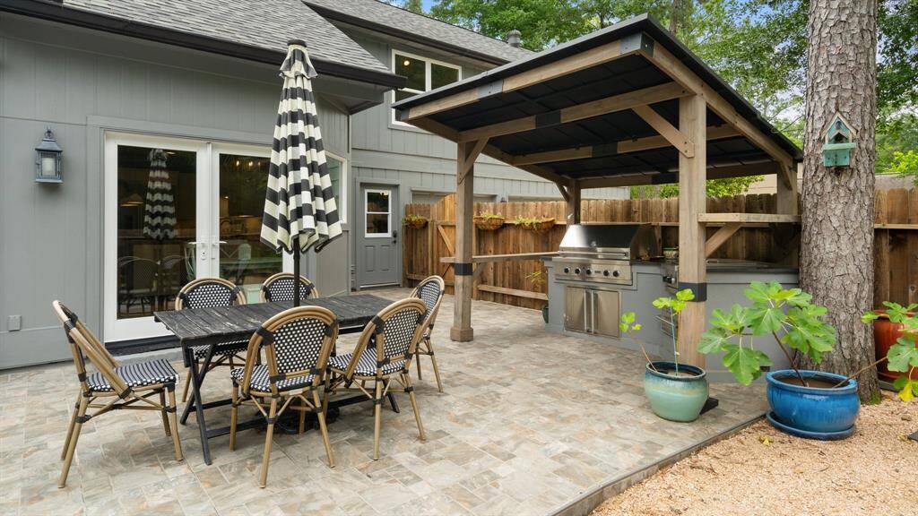 Let's cook out on the grill and have dinner al fresco!  Viking grill, warming drawer and gas cooktop.