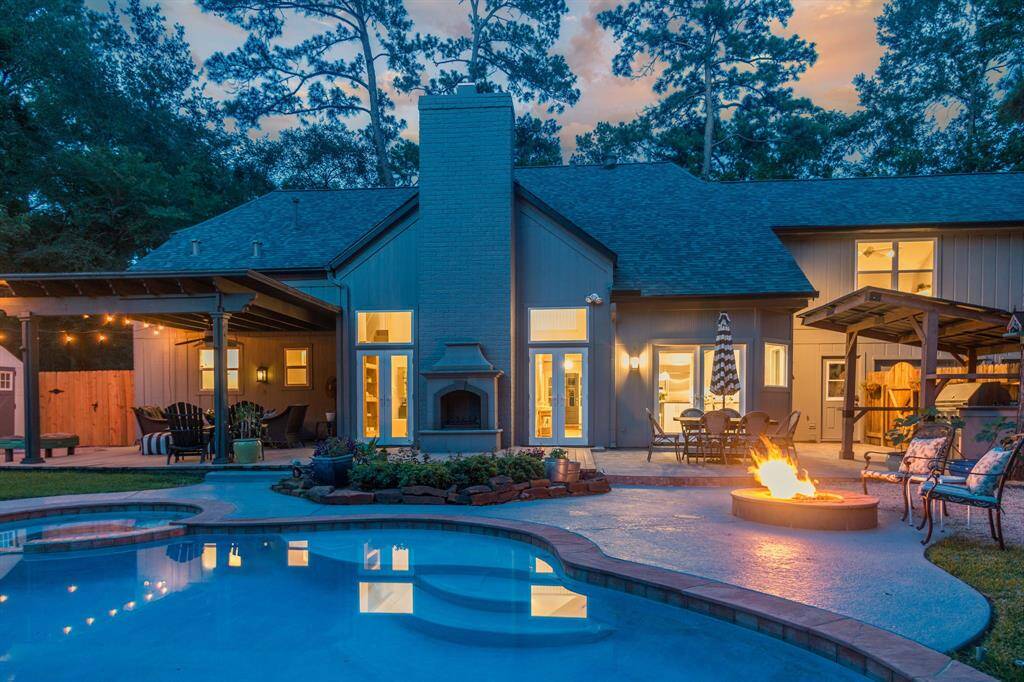 so inviting in the evening!  Imagine laying on a float in the middle of the pool gazing at the stars....or enjoying the gas fire pit!  Bring the S'mores!