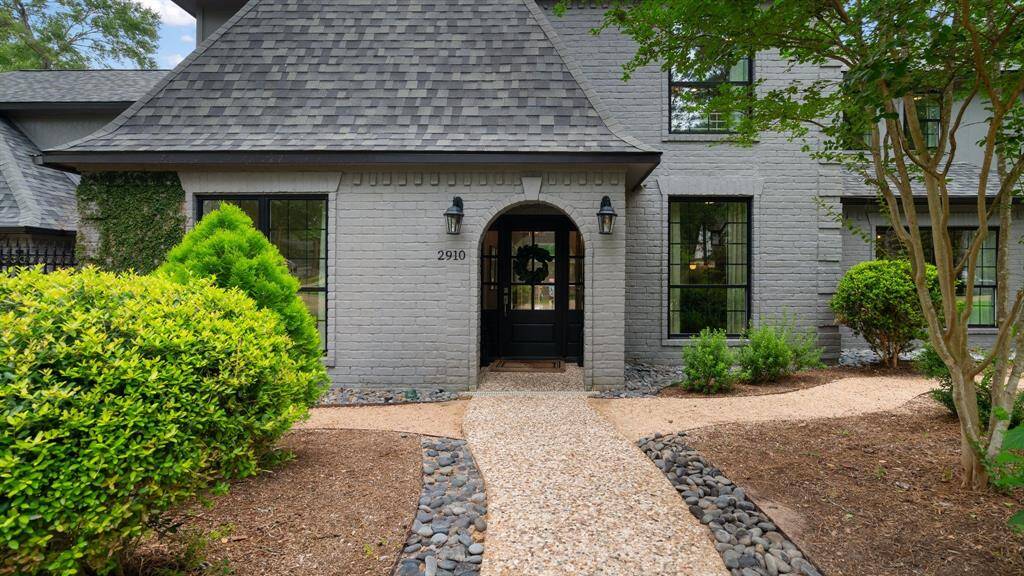 Come home to 2910 Crossvine Circle!  A perfect spot to call your new home!