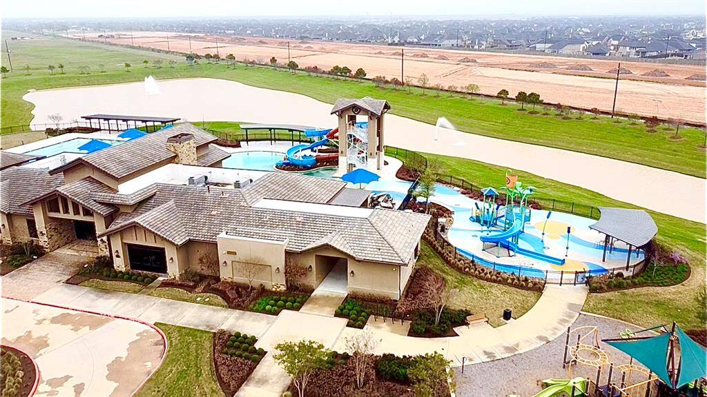 Exclusive access to spectacular pools, gym and playgrounds