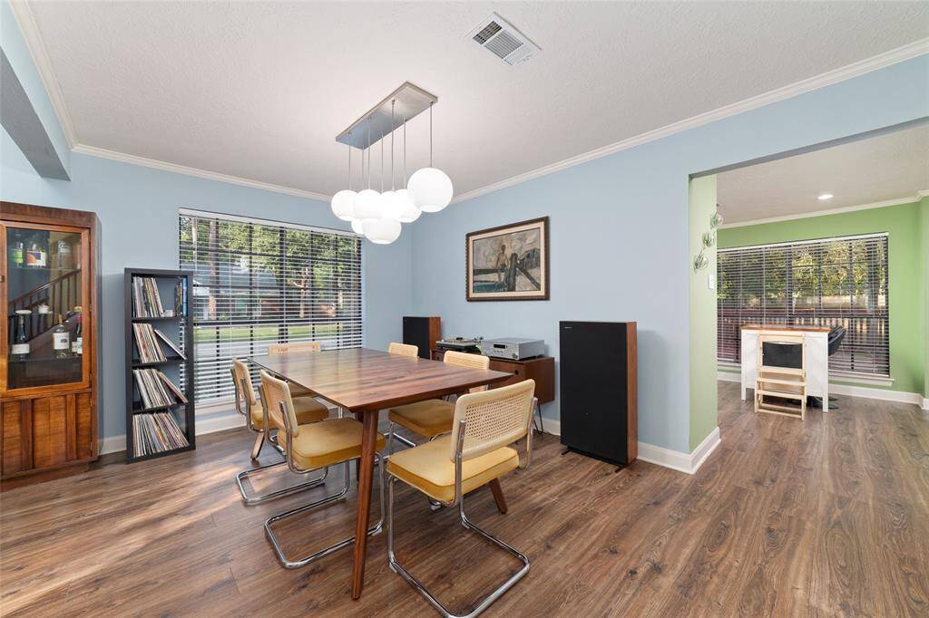 Spacious dining room, plenty of room for the entire family.