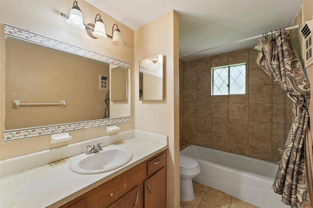 The hallway bath.