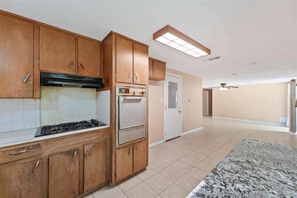 The kitchen awaits you to make it your own.