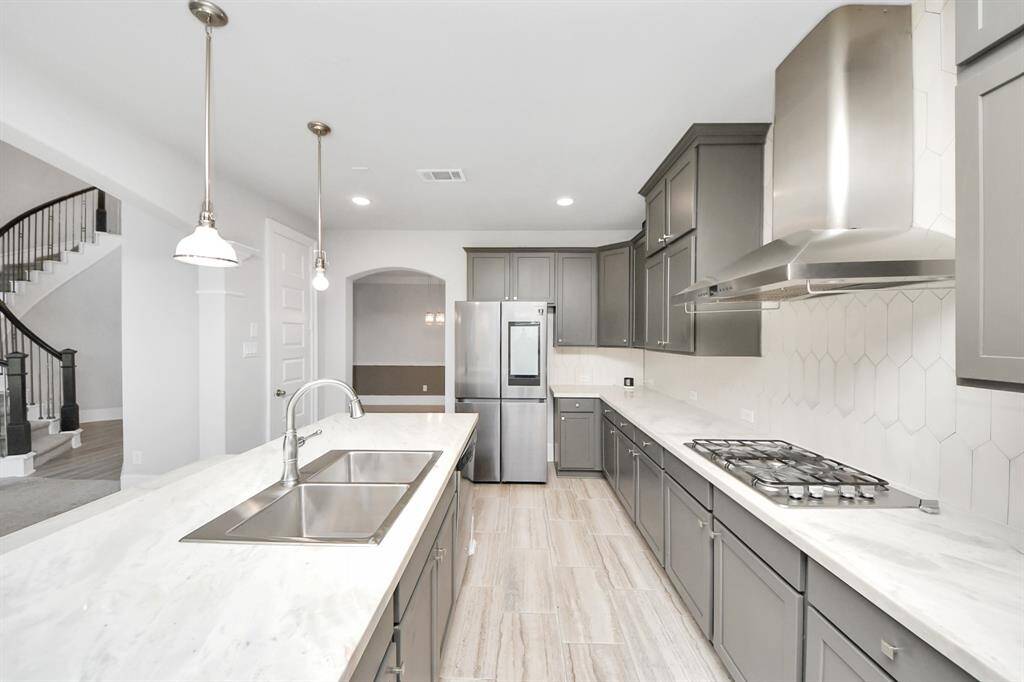 soft close cabinets, beautiful tile backsplash