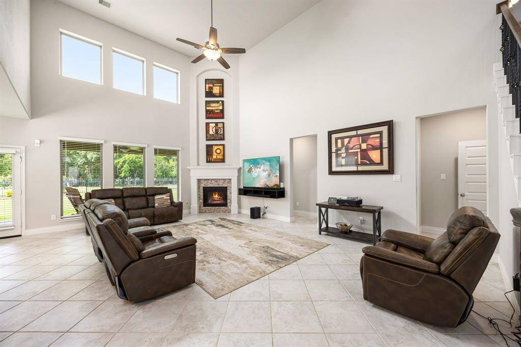 This home offer tons of natural light!