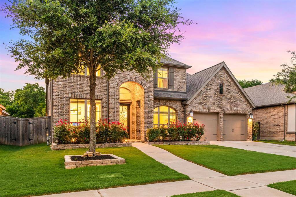 Absolutely gorgeous curb appeal!