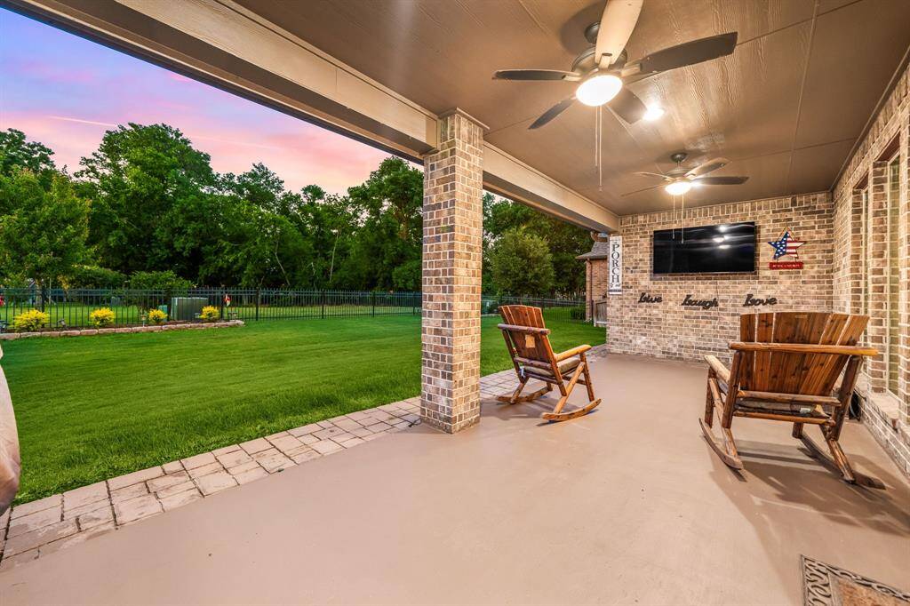 Plenty of Space To Entertain Friends & Family!