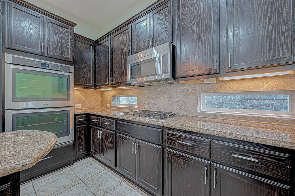 Exuding a warm and contemporary ambiance for home chefs!