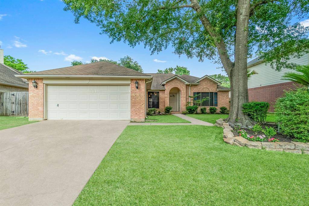 Welcome to 31115 Perlican Drive in Imperial Oaks. Move-in ready!