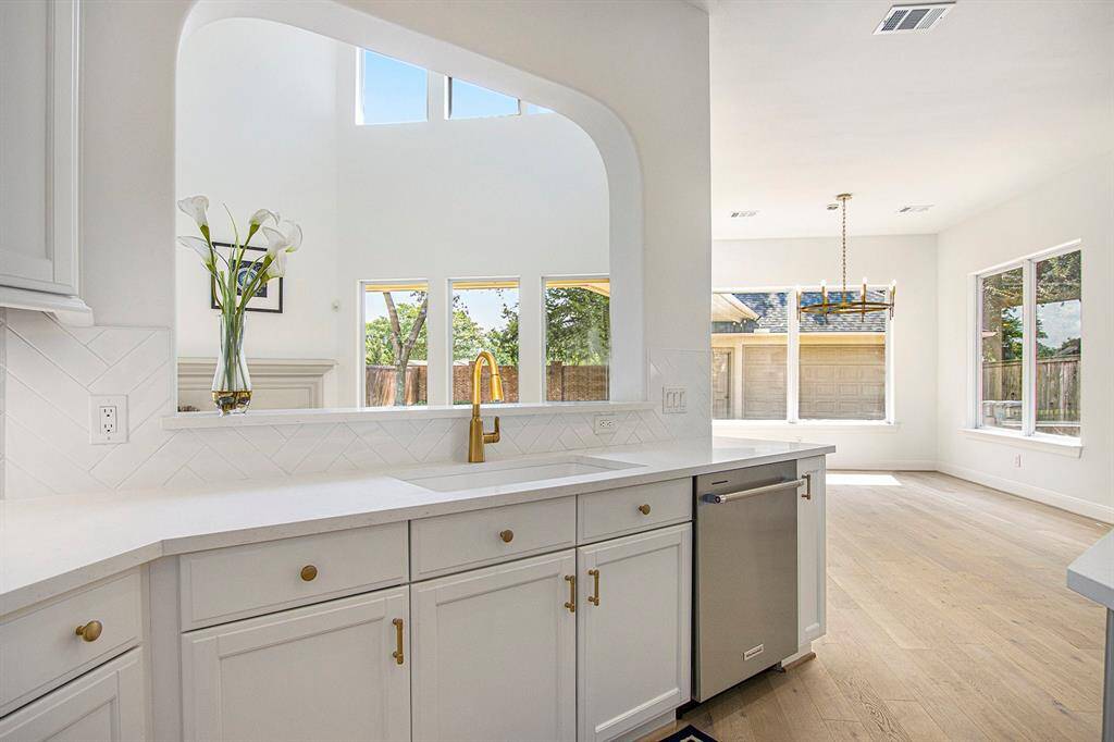 Cabinets and drawers offer soft close. Wonderful flow in the house from the kitchen to the breakfast room and out into the living room as well.