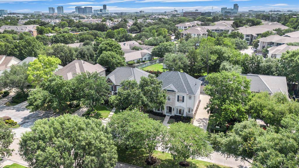 Located along the two laned Bonniebridge Way, this home is in walking distance to the members only country club, Royal Oaks.