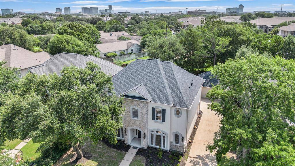 Welcome home to this completely remodeled Royal Oaks home. Brand new roof, remodeled kitchen and master bath, new floors, fresh paint, all new appliances. This is the ONE!